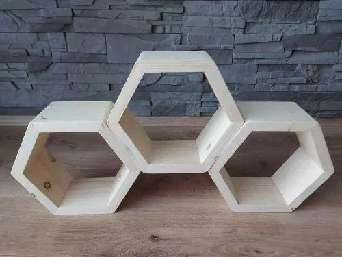 Drevená polička hexagón